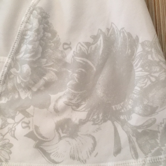 Size 4 Lululemon tank - Picture 5 of 6